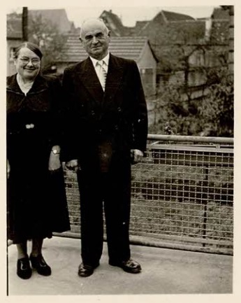 Mein Großvater, der Winzer und Weinküfer, mit Frau im April 1962 auf ihrer Veranda